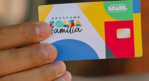 Bolsa Família começa a pagar valor reajustado de R$ 691 no dia 19 de outubro; veja calendário