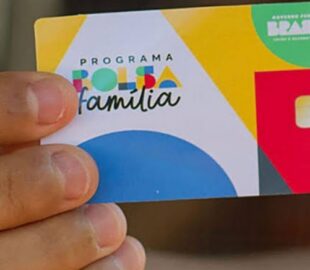 Bolsa Família começa a pagar valor reajustado de R$ 691 no dia 19 de outubro; veja calendário