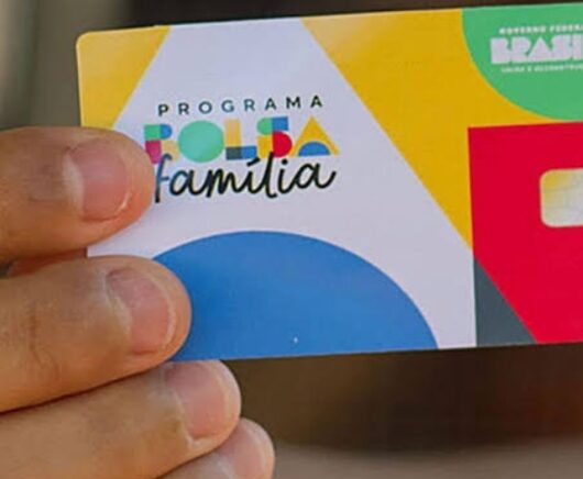 Bolsa Família começa a pagar valor reajustado de R$ 691 no dia 19 de outubro; veja calendário