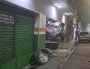 Madrugada de susto: veja momento que caminhão perde o controle e invade loja no Centro de Manaus