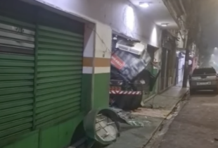 Madrugada de susto: veja momento que caminhão perde o controle e invade loja no Centro de Manaus