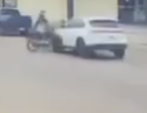 Vídeo chocante mostra momento em que ‘motoqueiro do grau’ é arremessado contra um carro; cenas f0rtes
