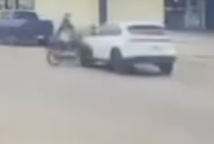 Vídeo chocante mostra momento em que ‘motoqueiro do grau’ é arremessado contra um carro; cenas f0rtes