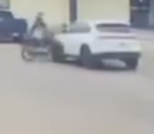 Vídeo chocante mostra momento em que ‘motoqueiro do grau’ é arremessado contra um carro; cenas f0rtes