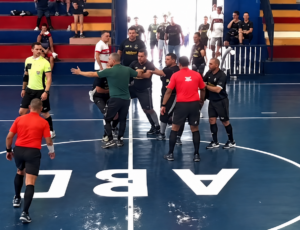Pânico: árbitro saca rev0lver durante partida de futsal infantil e aterroriza pais e crianças; veja vídeo