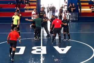 Pânico: árbitro saca rev0lver durante partida de futsal infantil e aterroriza pais e crianças; veja vídeo