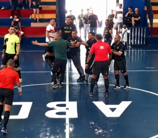 Pânico: árbitro saca rev0lver durante partida de futsal infantil e aterroriza pais e crianças; veja vídeo