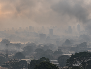Manaus continua sufocada pela fumaça e qualidade do ar segue péssima neste sábado (10); veja bairros mais afetados