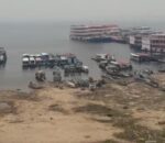 Nível baixo do rio deixa extensa faixa de areia exposta em porto de Manaus; veja vídeo