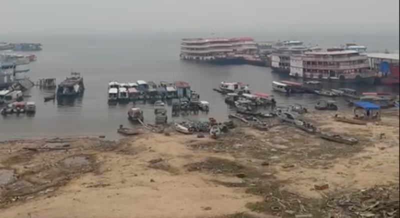 Nível baixo do rio deixa extensa faixa de areia exposta em porto de Manaus; veja vídeo