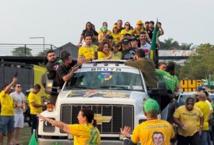 Megacarreata reúne apoiadores da professora Maria do Carmo e de Flávio Bolsonaro em Manaus