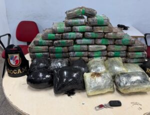 ROCAM apreende 39 tabletes de maconha e 10 pacotes de pasta base de cocaína em carro no Mauazinho