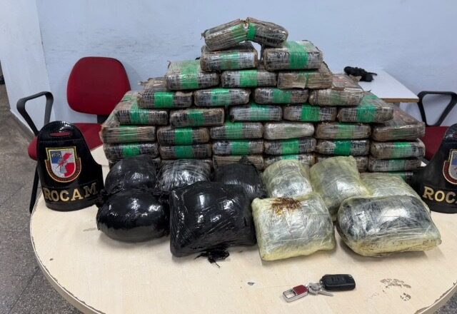 ROCAM apreende 39 tabletes de maconha e 10 pacotes de pasta base de cocaína em carro no Mauazinho