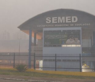 Prefeitura de Manaus mantém aulas suspensas nesta terça-feira (13) devido à fumaça das queimadas