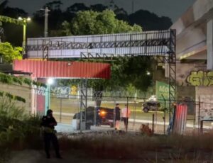 Imagens fortes: c0rpo de homem é encontrado sob viaduto em meio a grande quantidade de sangue; vídeo