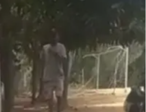 Imagem fortíssima: homem tenta mat4r esposa com gargalo de garrafa