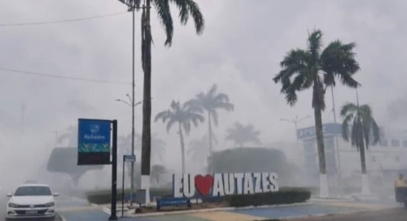 Autazes clama por socorro: fumaça intensa encobre a placa na entrada da cidade