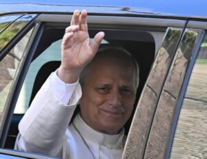 Cirurgia do papa foi bem-sucedida e conforme o planejado, diz Vaticano