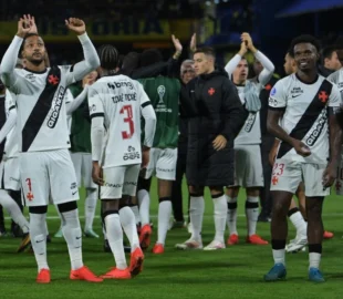 Vasco vence o Boca Juniors em La Bombonera e quebra jejum de 75 anos