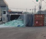 Carreta tomba na curva e espalha toda sua carga na entrada do Porto Chibatão em Manaus; veja vídeo