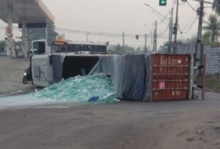 Carreta tomba na cruva e espalha toda sua carga na entrada do Porto Chibatão em Manaus; veja vídeo