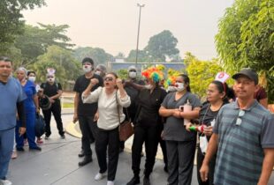 Urgente: Médicos e enfermeiros do João Lúcio protestam por salários atrasados nesse instante na frente do hospital