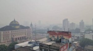Fumaça sufoca a capital amazonense e Prefeitura mantém as aulas suspensas nesta quarta-feira