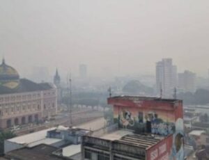 Fumaça sufoca a capital amazonense e Prefeitura mantém as aulas suspensas nesta quarta-feira