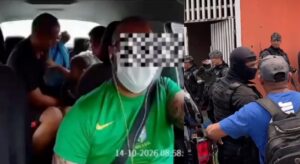 Momentos antes de fazer o filho refém: Vídeo mostra pai armado mantendo ex-esposa sob ame4ça em carro de aplicativo