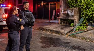 Tribunal da rua: homem acusado de assalto é espancado com pedaços de madeira no bairro São Francisco; cenas fortes