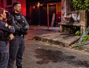 Tribunal da rua: homem acusado de assalto é espancado com pedaços de madeira no bairro São Francisco; cenas fortes
