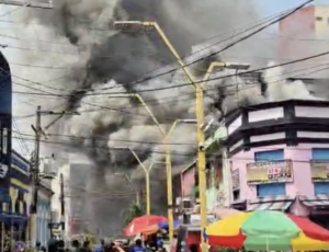 Urgente: incêndio atinge lojas no Centro de Manaus; veja vídeo