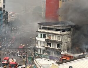 Tensão: incêndio no restaurante El Shaday se espalha e atinge lojas no Centro de Manaus; veja vídeos