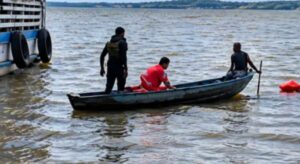 Bombeiros retomam buscas por homem desaparecido no Rio Amazonas; veja vídeo