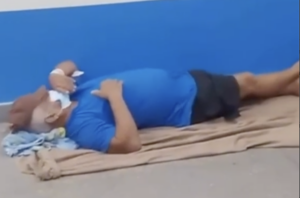Revoltante: com falta de leito, idoso de 71 anos fica jogado no chão à espera de atendimento no 28 de Agosto; veja vídeo