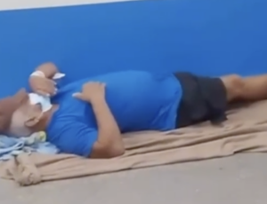Revoltante: com falta de leito, idoso de 71 anos fica jogado no chão à espera de atendimento no 28 de Agosto; veja vídeo