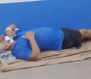 Revoltante: com falta de leito, idoso de 71 anos fica jogado no chão à espera de atendimento no 28 de Agosto; veja vídeo