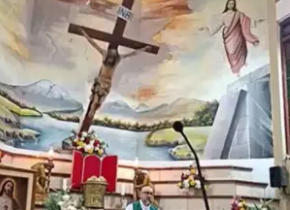 Tragédia: Padre morre após cruz cair sobre sua cabeça durante missa; veja momento