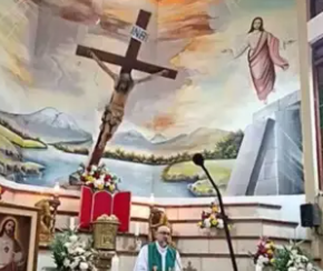 Tragédia: Padre morre após cruz cair sobre sua cabeça durante missa; veja momento