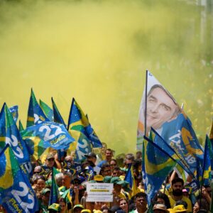 Flávio Bolsonaro reúne milhares de apoiadores na Avenida Paulista; veja vídeo
