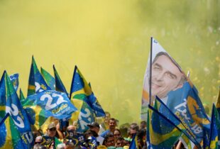 Flávio Bolsonaro reúne milhares de apoiadores na Avenida Paulista; veja vídeo