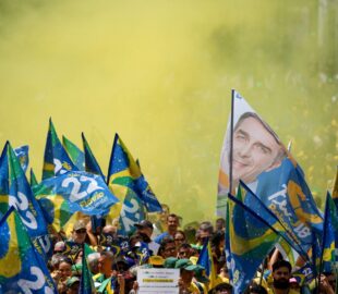 Flávio Bolsonaro reúne milhares de apoiadores na Avenida Paulista; veja vídeo