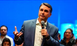 Flávio Bolsonaro chega à Band para enfrentar Lula e promete ‘esfregar verdades na cara dele’