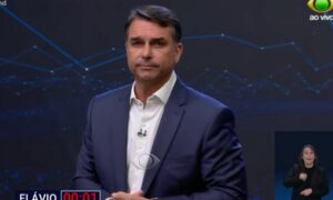 “Não vai ter ninguém passando a mão na cabeça de bandido”, diz Flávio Bolsonaro ao prometer guerra ao narcoterrorismo