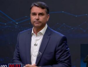 “Não vai ter ninguém passando a mão na cabeça de bandido”, diz Flávio Bolsonaro ao prometer guerra ao narcoterrorismo
