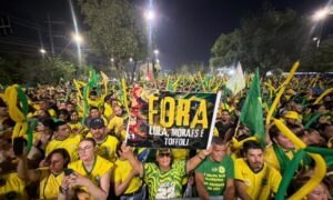 Bloquinho do 22: milhares de apoiadores aguardam Flávio Bolsonaro e Nikolas na Ponta Negra; veja vídeos