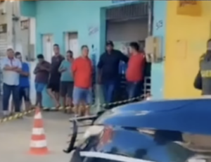 Vingança: mulher dá facada certeira no pescoço após levar ‘fora’ de ficante em adega; veja vídeo