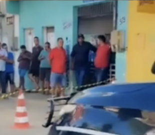 Vingança: mulher dá facada certeira no pescoço após levar ‘fora’ de ficante em adega; veja vídeo
