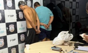 Dupla é presa com drogas e arma falsa em boca de fumo na zona Sul de Manaus; veja vídeo