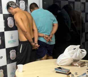 Dupla é presa com drogas e arma falsa em boca de fumo na zona Sul de Manaus; veja vídeo